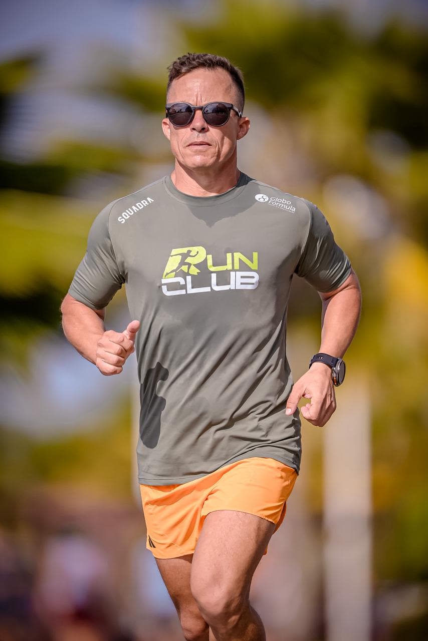 Ultraedinho correndo com a camisa oficial do Run Club