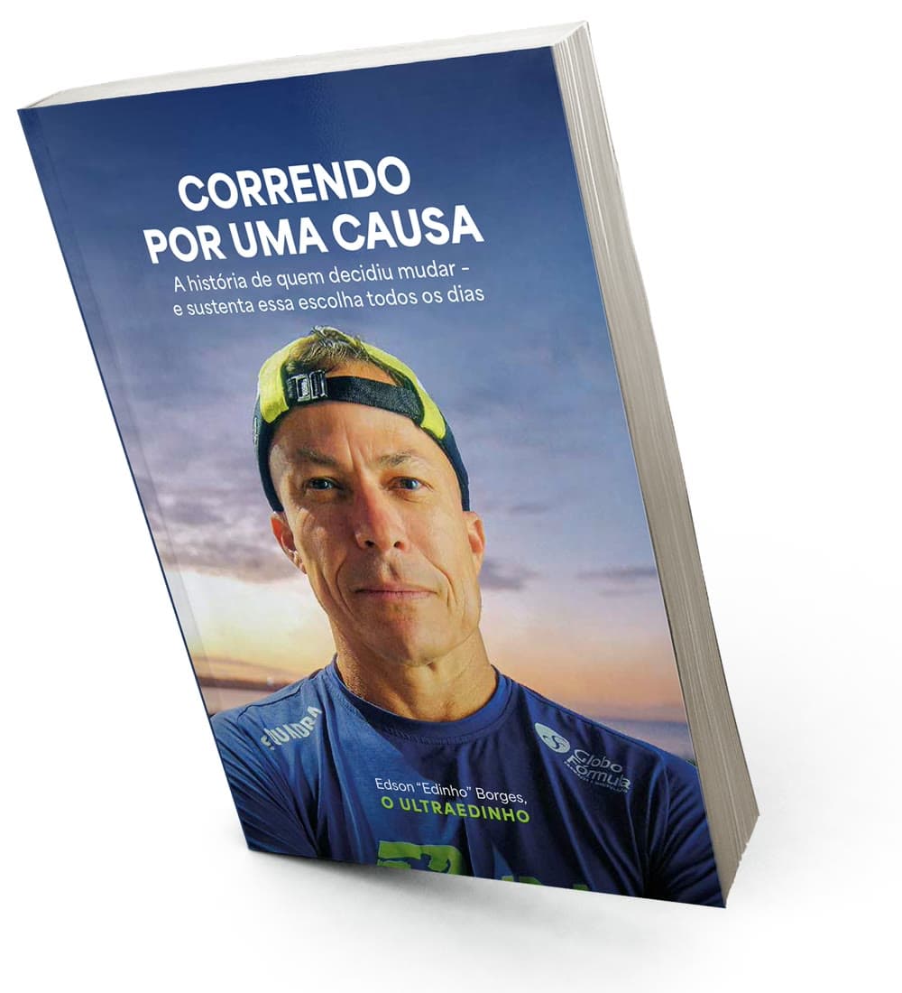Livro físico Correndo por uma Causa em pé, levemente inclinado, mostrando a capa e a espessura do bloco de páginas